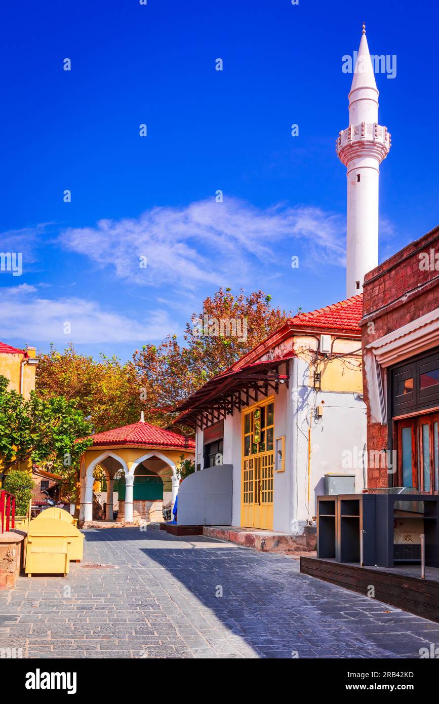 Rhodos, Griechische Inseln. Alte Ibrahim Pascha Moschee in der Altstadt. Rhodos ist ein beliebtes Reiseziel in Griechenland. Stockfoto