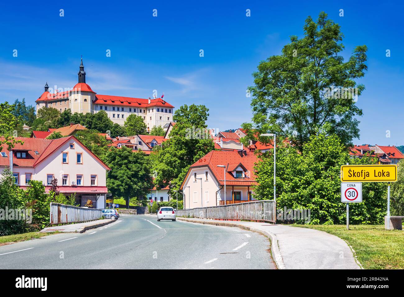 Skofja Loka, Slowenien. Stadtbild mit idyllischer mittelalterlicher Stadt, Krain historische slowenische Region. Stockfoto