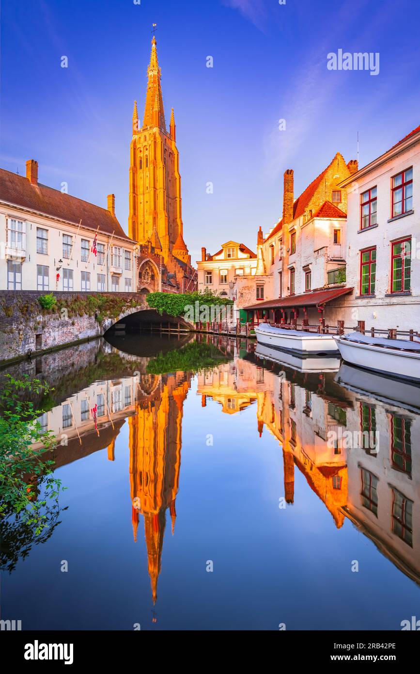 Brügge, Belgien. Kirche unserer Lieben Frau, Vrouwekerk, Wasserreflexion. Mittelalterliches Brügge, Westflandern. Stockfoto