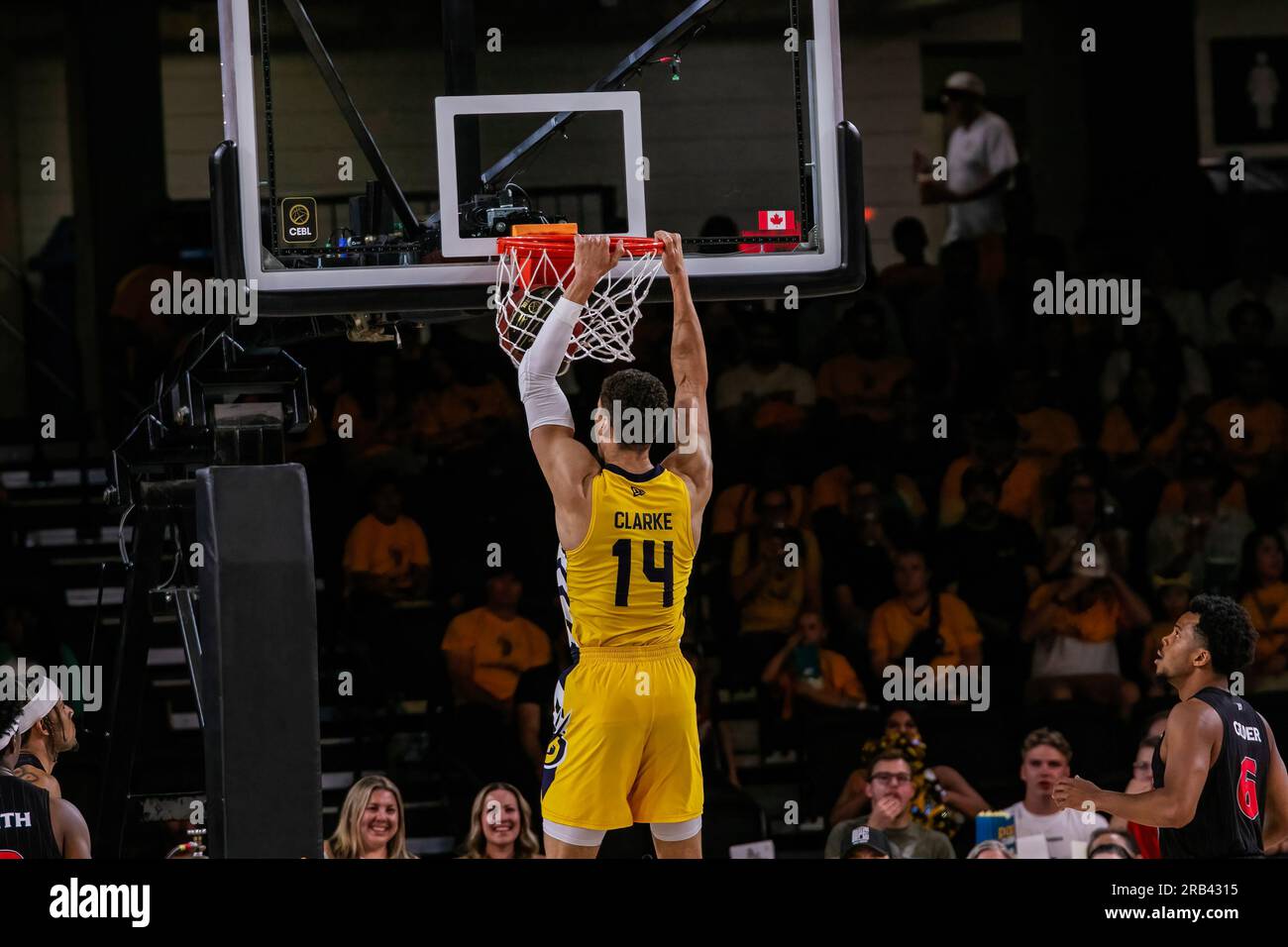 Edmonton, Kanada. 05. Juli 2023. Edmonton Stinger's (14) Brody Clarke (F) taucht in 2023 CEBL-Action in Spiel 3 der Schlacht von Alberta ein. Calgary Surge 83 - 91 Edmonton Stingers Credit: SOPA Images Limited/Alamy Live News Stockfoto