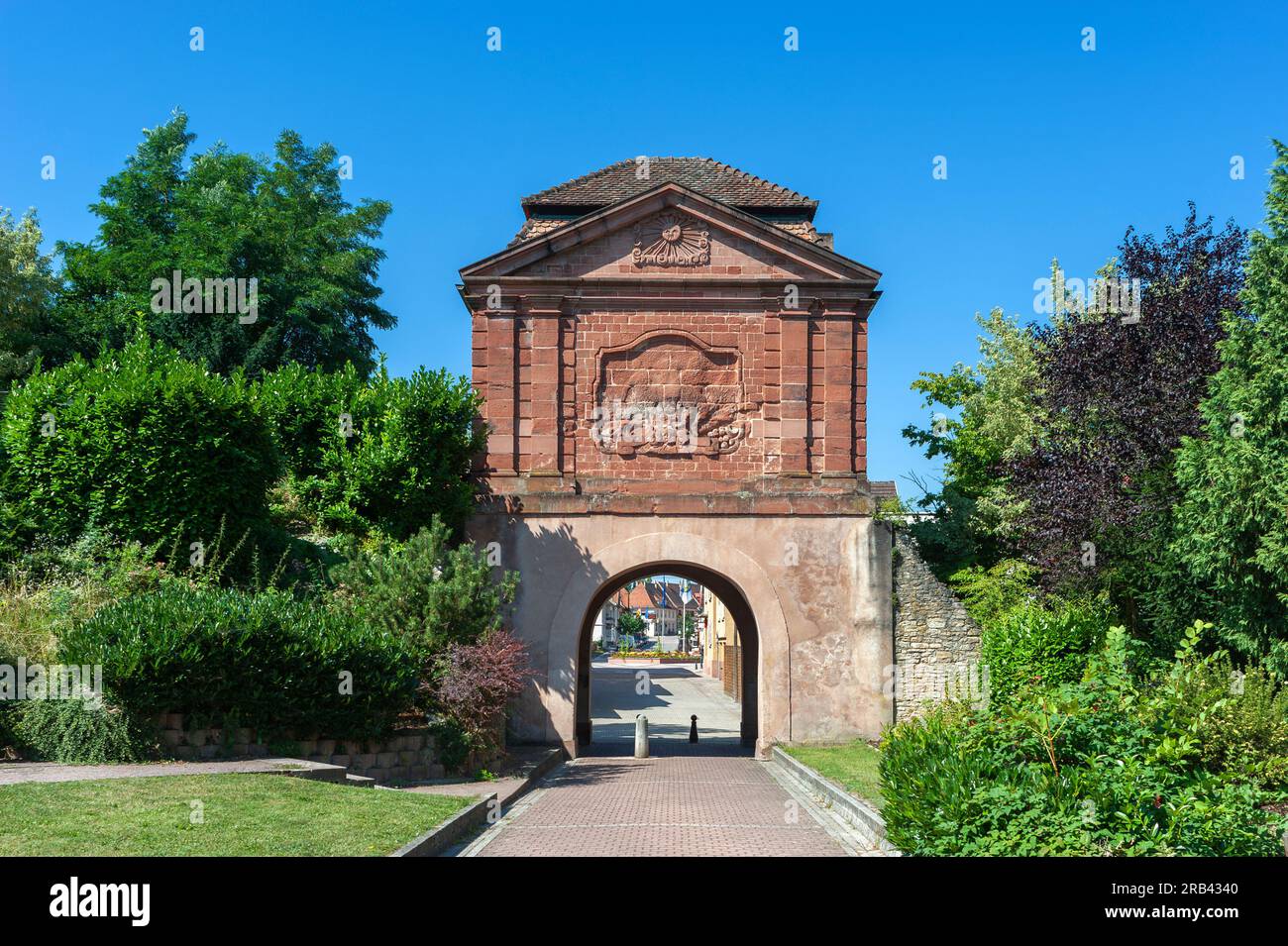 Landau Gate mit Sonnenfigur König Ludwig XIV., Lauterburg, Elsass, Frankreich, Europa Stockfoto