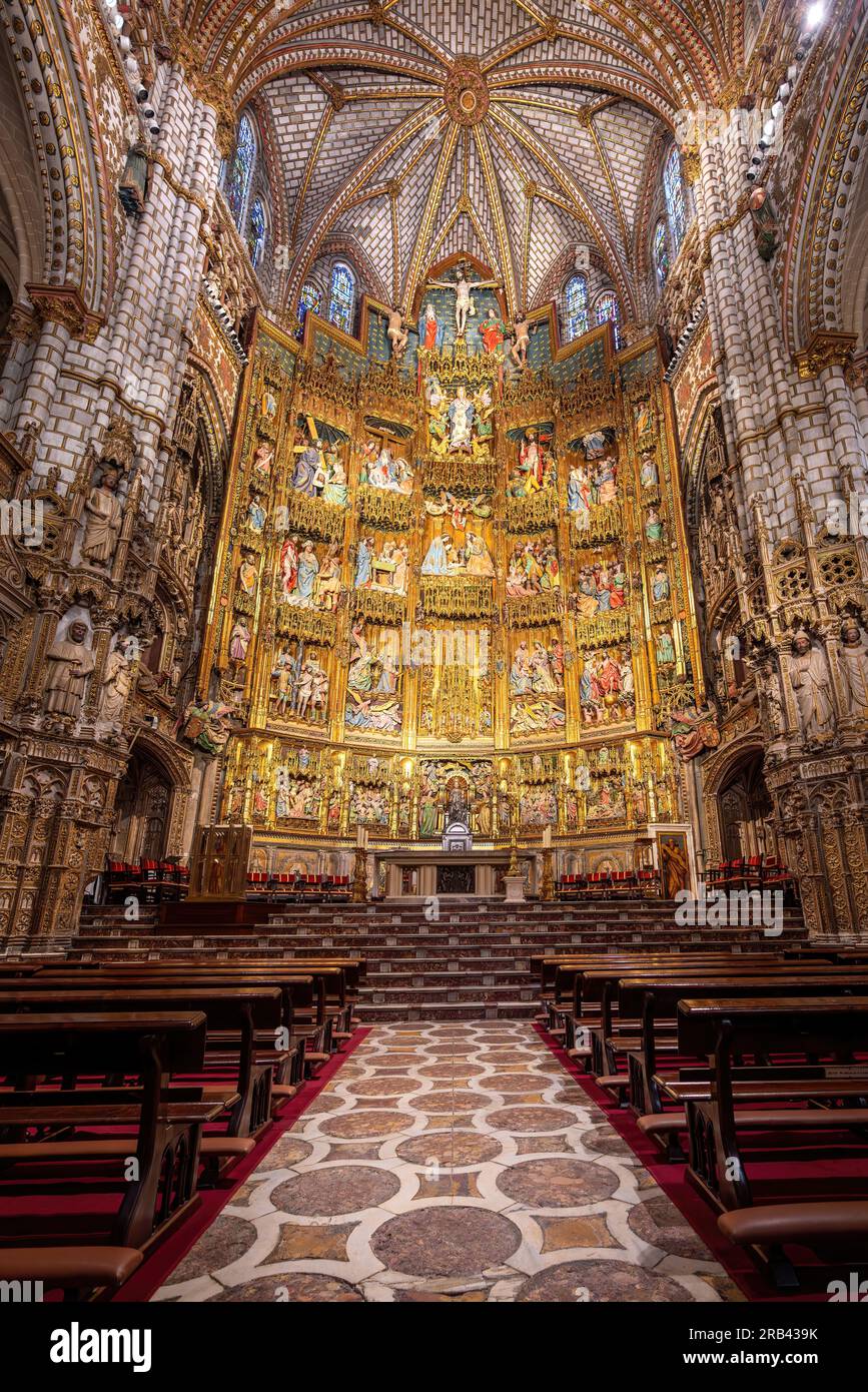 Hauptaltar im Inneren der Kathedrale von Toledo - Toledo, Spanien Stockfoto