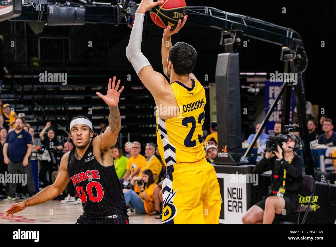 Edmonton, Kanada. 05. Juli 2023. Edmonton Stinger's (23) Isiah Osbourne (G) erzielt 3 Punkte in 2023 CEBL-Action im Spiel 3 der Schlacht von Alberta. Calgary Surge 83 - 91 Edmonton Stingers (Foto: Ron Palmer/SOPA Images/Sipa USA) Kredit: SIPA USA/Alamy Live News Stockfoto