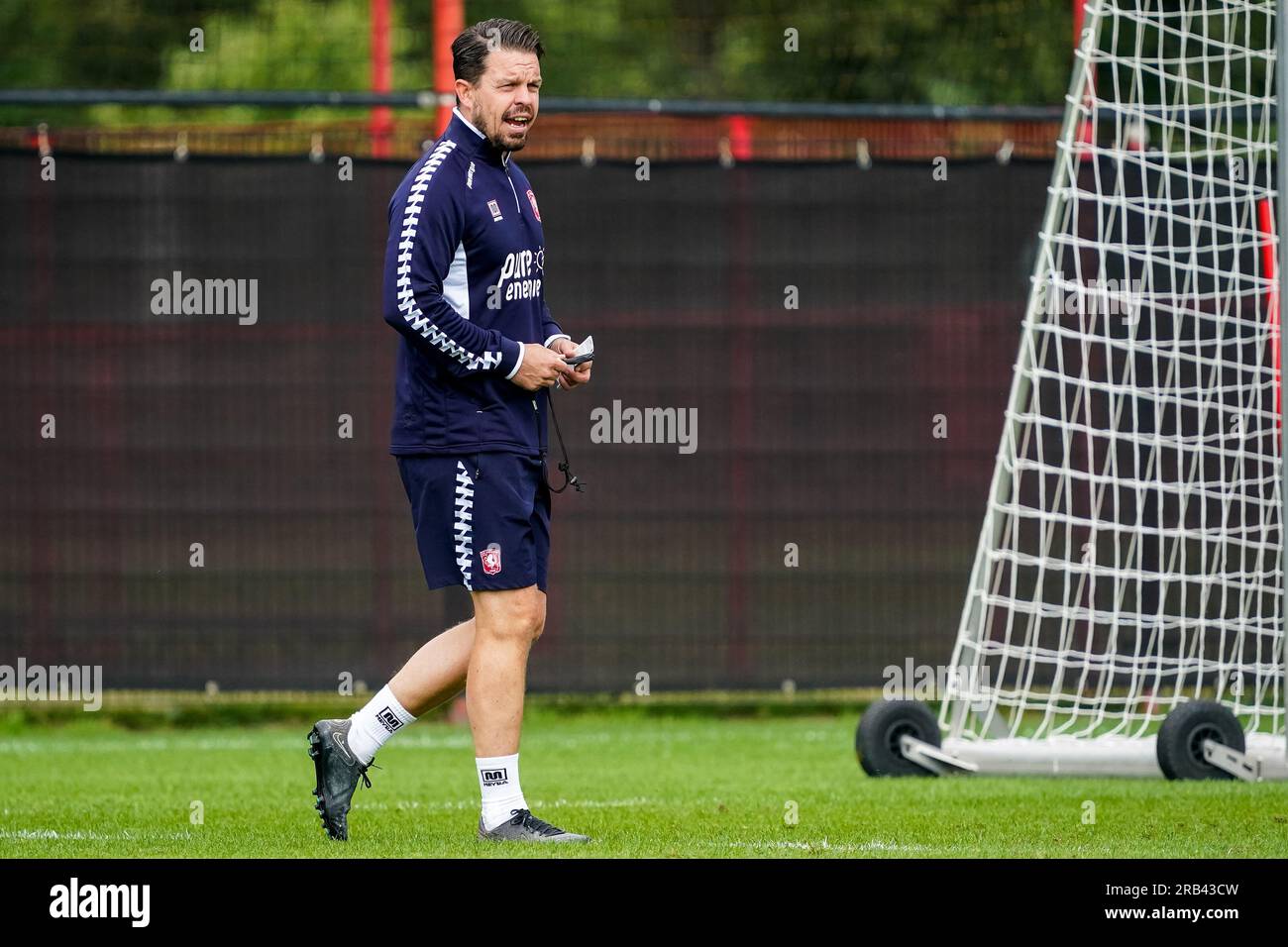 Hengelo, Niederlande. 03. Juli 2023. HENGELO, NIEDERLANDE - JULI 3: Assistenztrainer Sander Duits vom FC Twente während der ersten Trainingssitzung der Saison 2023-2024 des FC Twente im Trainingscentrum Hengelo am 3. Juli 2023 in Hengelo, Niederlande (Foto von Rene Nijhuis/Orange Pictures) Credit: Orange Pics BV/Alamy Live News Stockfoto