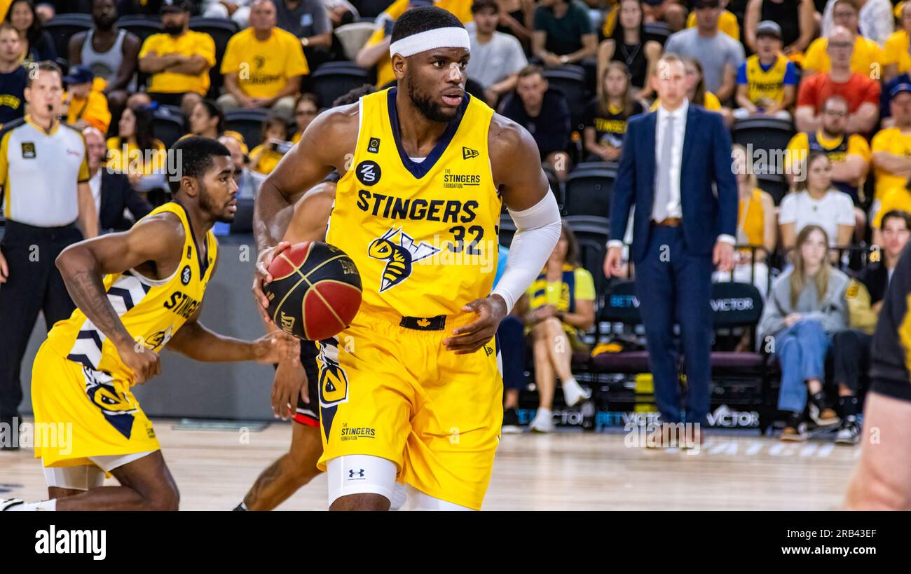 Edmonton, Kanada. 05. Juli 2023. Edmonton Stinger's (32) Meshack Lufile F) tritt im CEBL-Spiel 3 der Schlacht von Alberta im Jahr 2023 vor (26) Geoffrey James (G) auf dem Platz auf. Calgary Surge 83 - 91 Edmonton Stingers (Foto: Ron Palmer/SOPA Images/Sipa USA) Kredit: SIPA USA/Alamy Live News Stockfoto