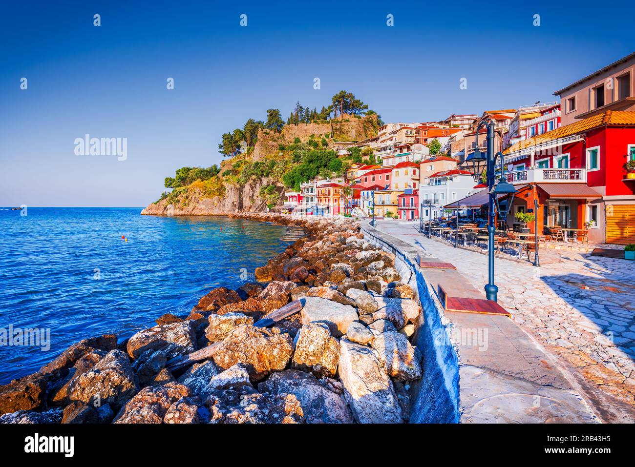 Parga, Griechenland. Malerische Küstenstadt, atemberaubende goldene Stunde, historischer Charme und eine lebhafte Sommeratmosphäre. Stockfoto