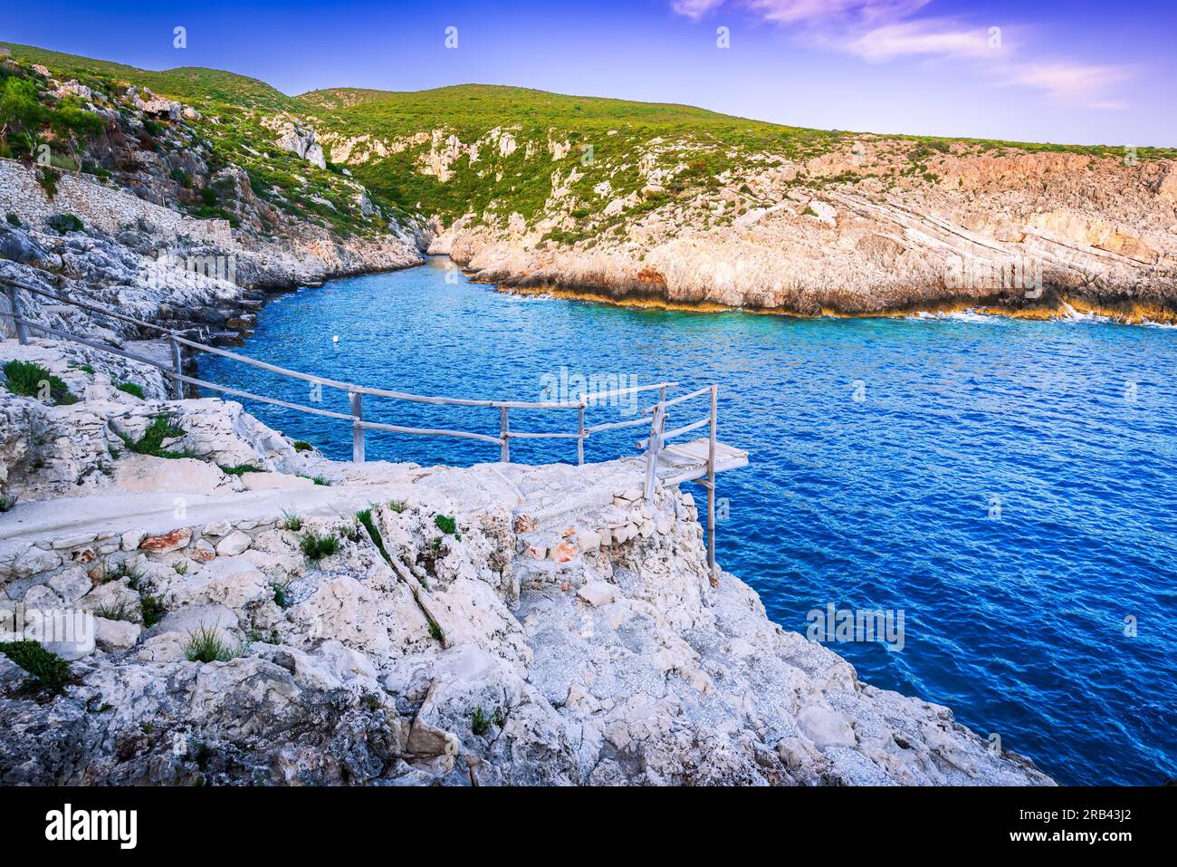 Porto Roxa, Griechenland. Malerischer felsiger Strand an der Westküste von Zakynthos, den griechischen Inseln und dem Ionischen Meer. Stockfoto