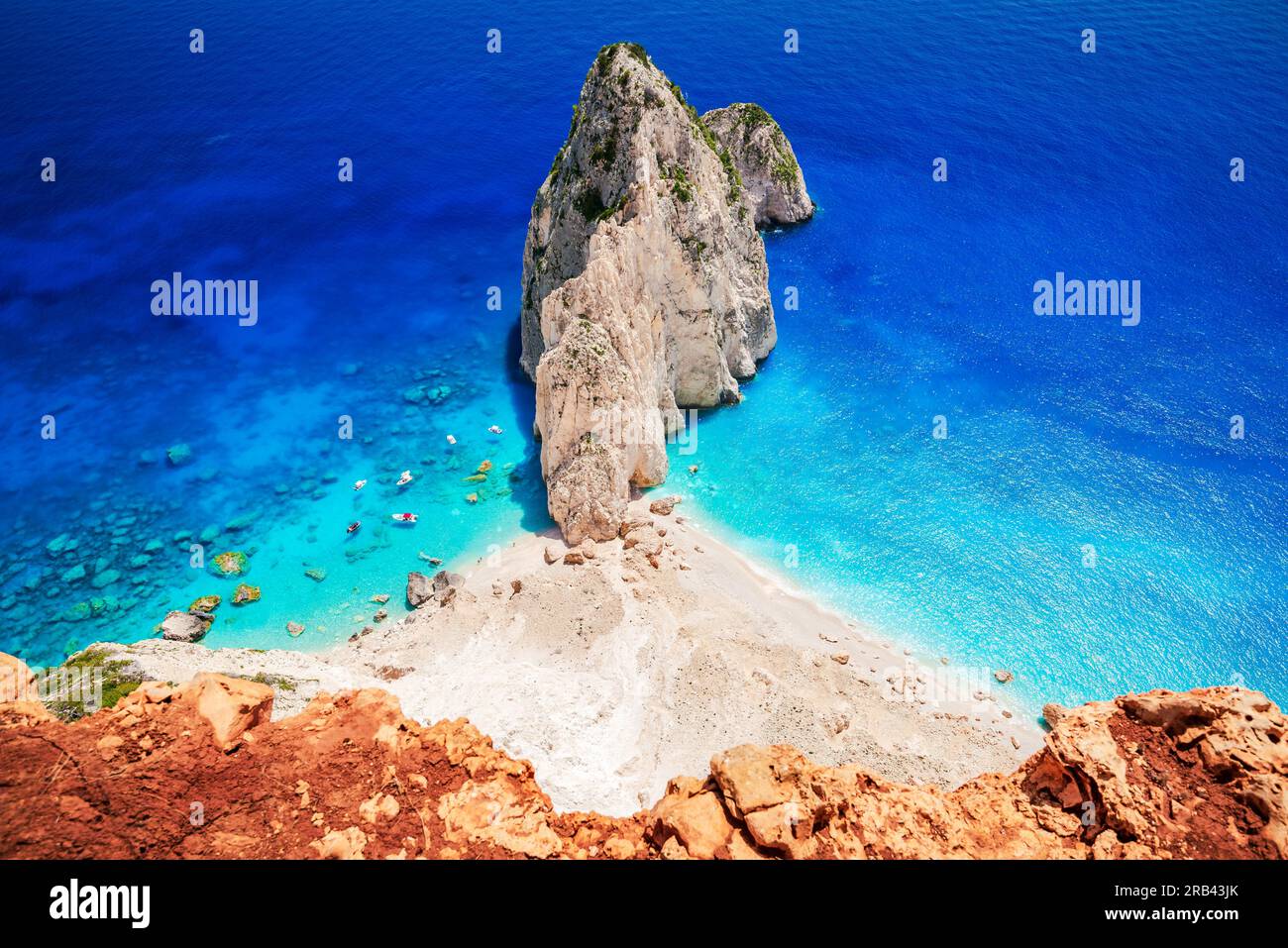 Keri, Zakynthos. Luftaufnahme von Myzithres Beach, überwältigende Landschaft des Ionischen Meeres, griechische Inseln, Griechenland. Stockfoto