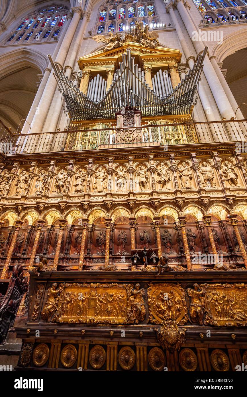 Chorstände und Orgel im Inneren der Kathedrale von Toledo - Toledo, Spanien Stockfoto