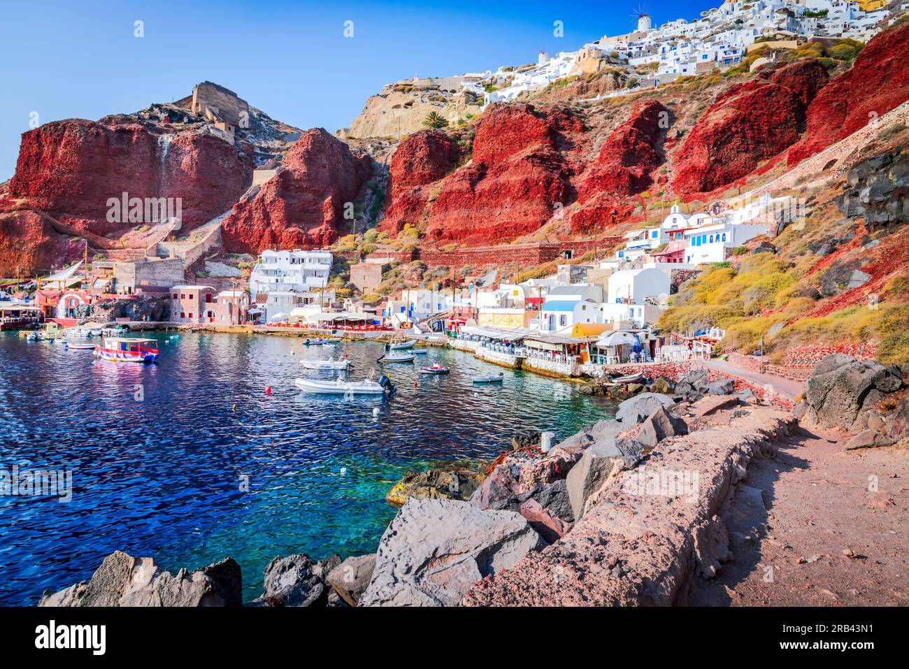 Santorin, Griechenland. Charmanter kleiner Hafen von Ammoudi am Fuße des malerischen Dorfes Oia, ein beliebtes Touristenziel auf den griechischen Inseln und dem Ägäischen Meer. Stockfoto