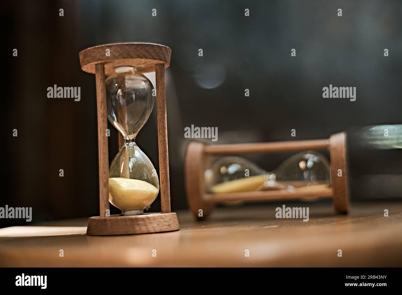 Nahaufnahme Sanduhr, Business Time Management-Konzept, selektiver Fokus Stockfoto