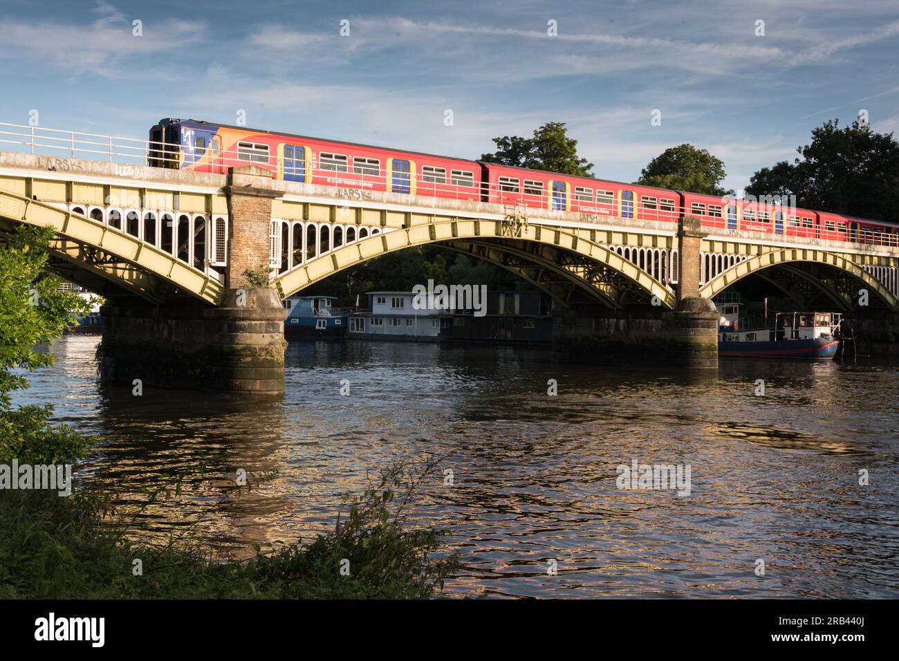 Ein South Western Railways Pendlerzug auf der Richmond Railway Bridge über der Themse, London, England, Großbritannien Stockfoto