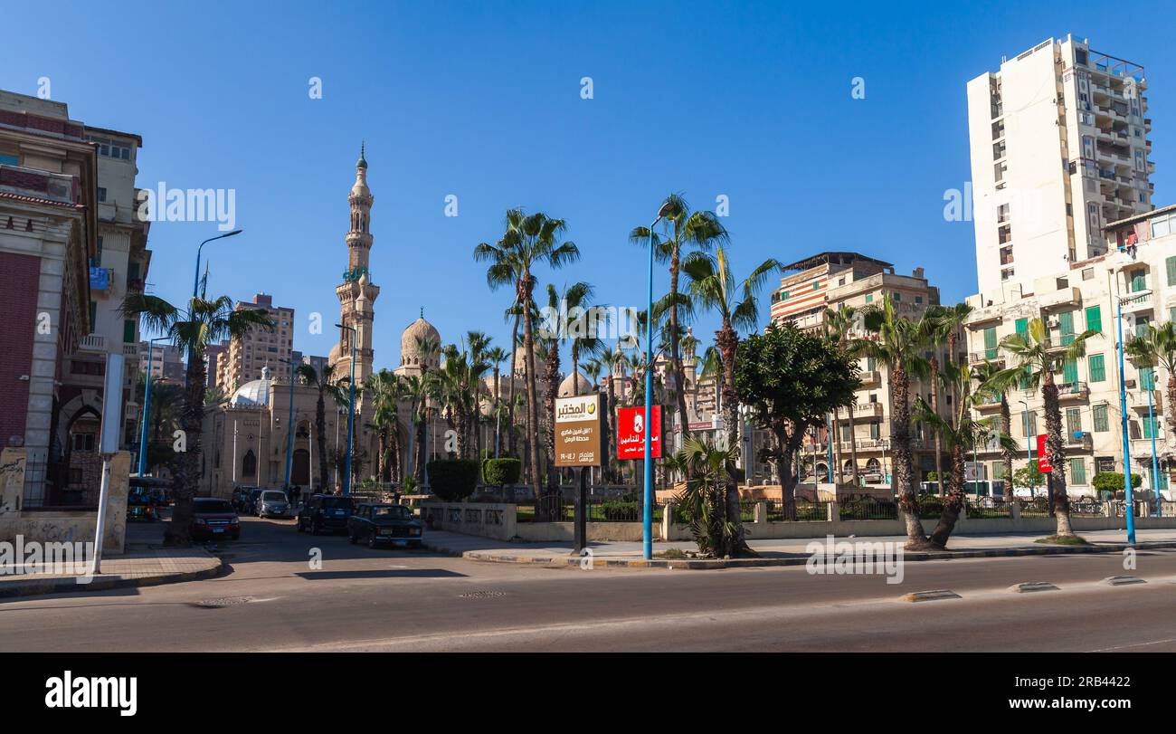 Alexandria, Ägypten - 14. Dezember 2018: Straßenblick auf Alexandria an einem sonnigen Tag befinden sich gewöhnliche Menschen und Autos in der Nähe der Abu al-Abbas al-Mursi Moschee Stockfoto