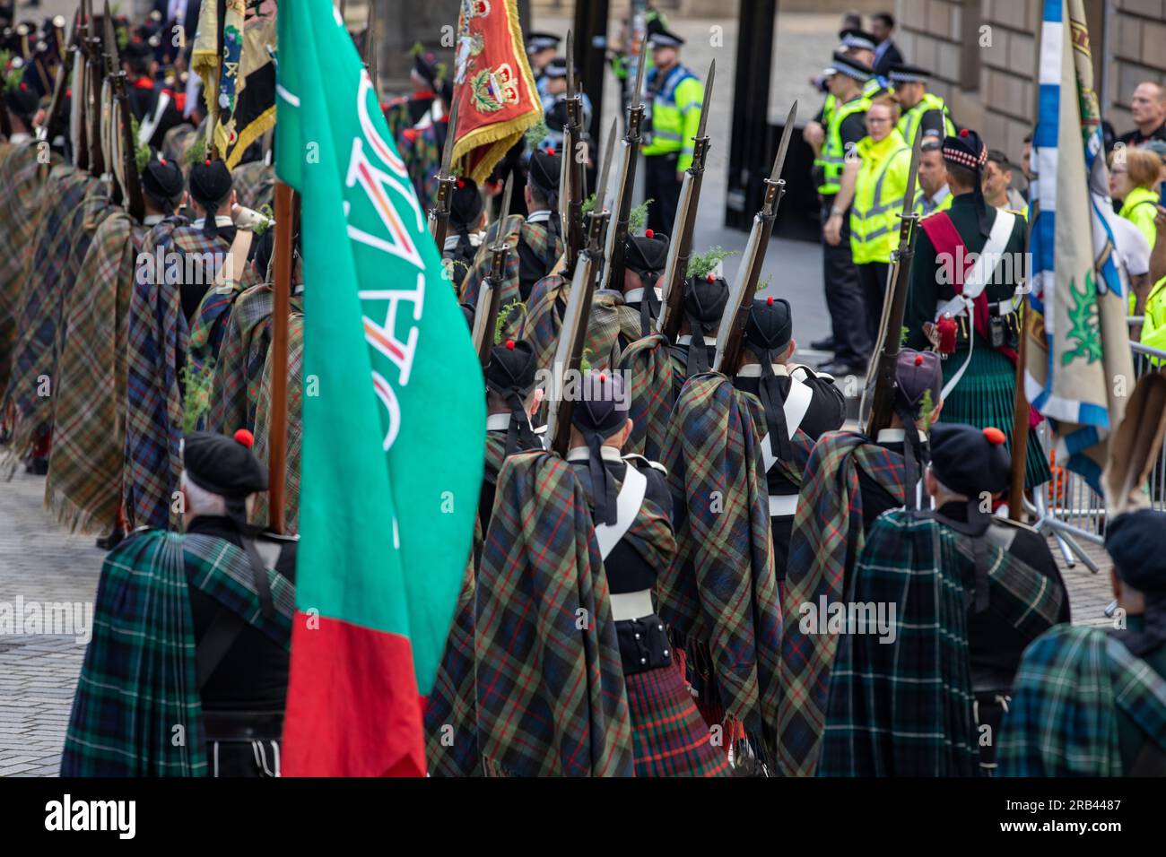 Atholl Highlanders, die einzige Privatarmee in Europa, marschiert mit Bajonetten, als dem König die Ehre von Schottland verliehen wurde Stockfoto