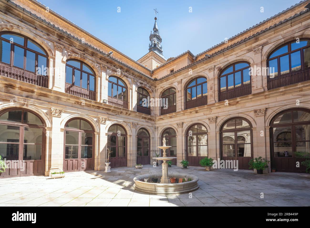 Real Colegio de Doncellas Nobles (Royal College of Noble Maidens) Courtyard - Toledo, Spanien Stockfoto