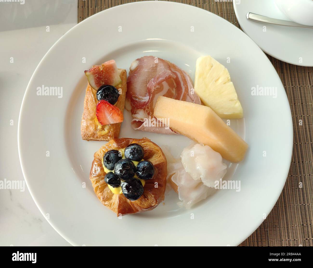 Frisches Dessert und Obst auf dem weißen Teller Stockfoto