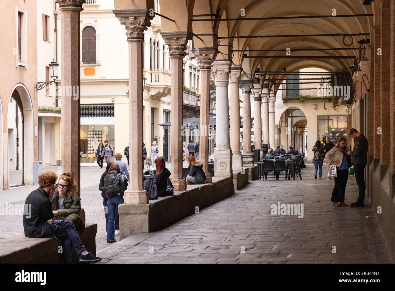 Blick auf die Padua Italien Straße mit Menschen in überdachten Gehwegen oder Säulendecken über dem Bürgersteig auf der Straßenseite, Padua Veneto Italien Europa Stockfoto