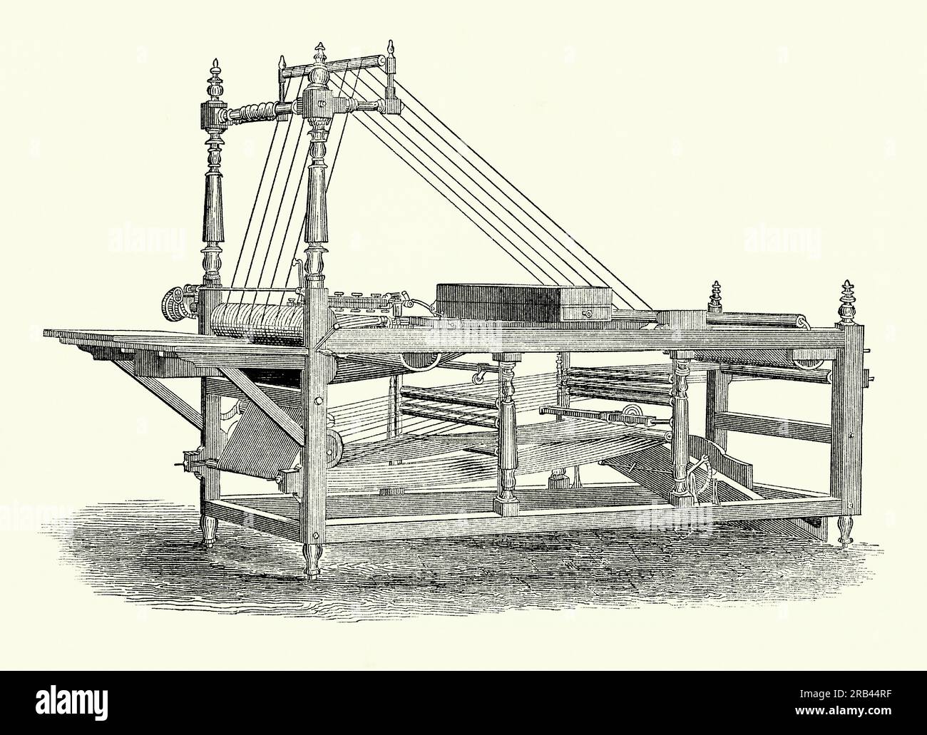 Eine alte Gravur, die eine viktorianische Papierreglermaschine zeigt. Es stammt aus einem Maschinenbau-Buch der 1880er Jahre. Die Maschine druckt oder zeichnet Regeln auf Papier. Im Jahr 1770 wurde John Tetlow ein Patent für eine „Maschine für Regierungspapier für Musik“ verliehen. American William Orville Hickok (1815-1891) erfand diese „verbesserte“ Version Mitte des 19. Jahrhunderts, die für die Herstellung von Tischen und liniertem Papier konzipiert war. Die Stifte auf dem Gerät hatten mehrere Spitzen nebeneinander, und die Tinte auf Wasserbasis führte zu ihnen entlang der Fäden. Durch die Montage der Stifte auf Wellen können die Nocken in regelmäßigen Abständen absenken und anheben, um Brüche in den Leitungen zu erzeugen. Stockfoto