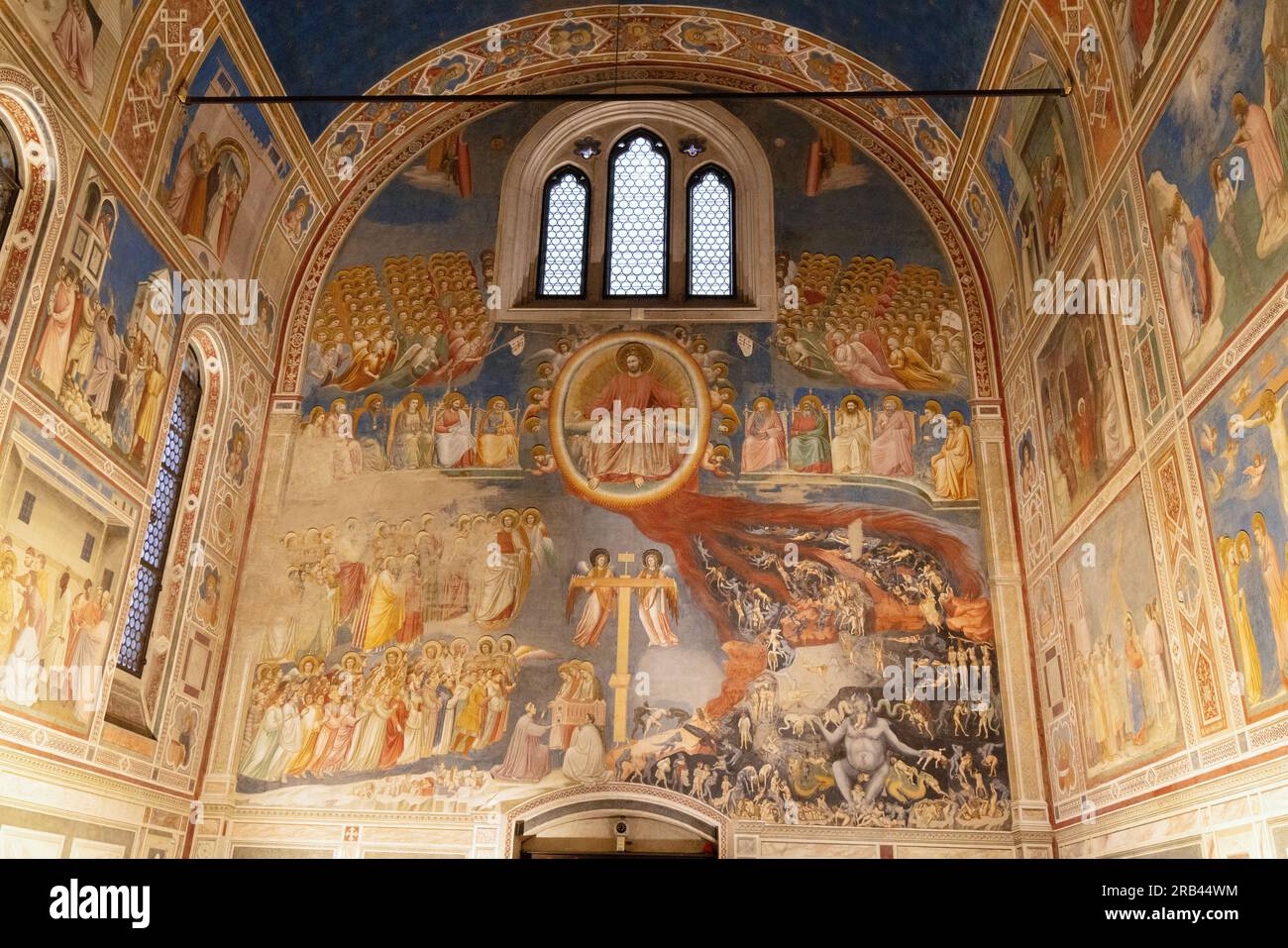 Giottos Fresken, im Inneren der Scrovegni-Kapelle, Padua - italienisches Renaissance-Gemälde aus dem 14. Jahrhundert - hier „das jüngste Gericht“; Padua Italien Europa Stockfoto