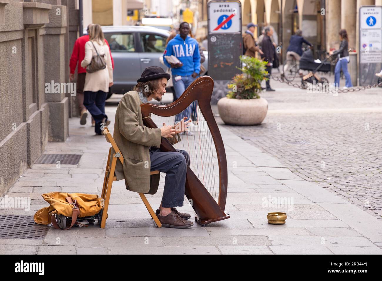 Straßenszene Padua; Straßenkünstler oder Musiker, der Harfe spielt, Lifestyle; Padua Veneto Italien Europa Stockfoto
