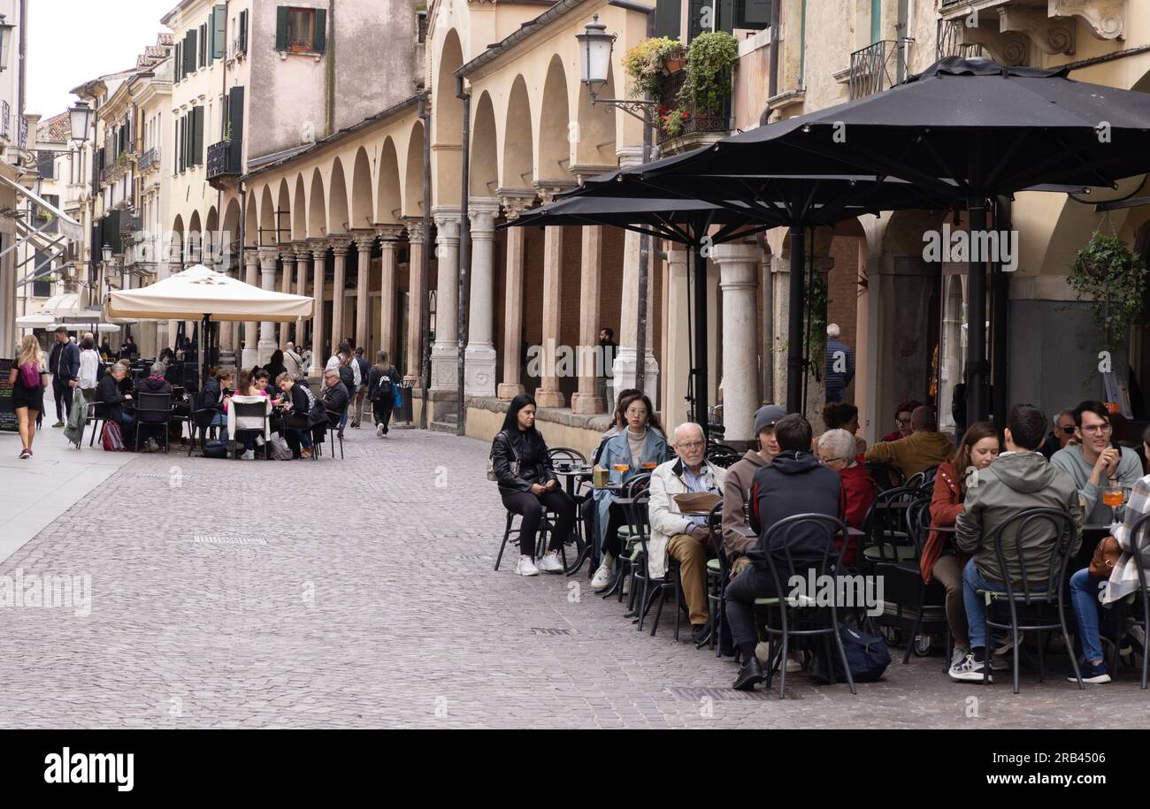 Straßenszene und Lifestyle in Italien; Cafés, Portico oder überdachte Wege und gepflasterte Straßen, Padua, Veneto Italien Europa Stockfoto