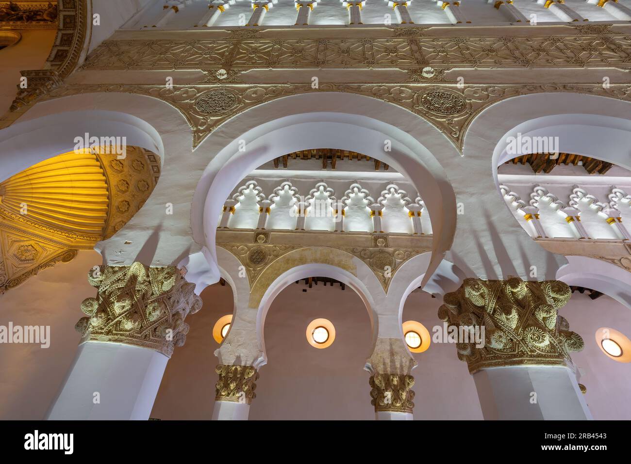 Bögen in der Synagoge Santa Maria la Blanca Interior - Toledo, Spanien Stockfoto