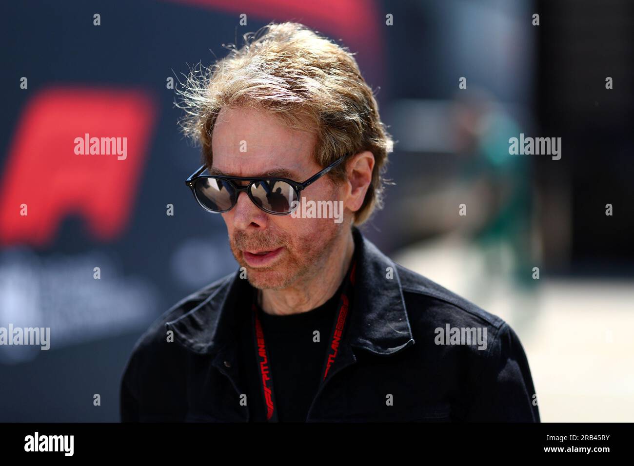 Silverstone, Großbritannien. 07. Juli 2023. Jerry Bruckheimer (USA) Filmproduzent. Formel-1-Weltmeisterschaft, Rd 11, Britischer Grand Prix, Freitag, 7. Juli 2023. Silverstone, England. Kredit: James Moy/Alamy Live News Stockfoto