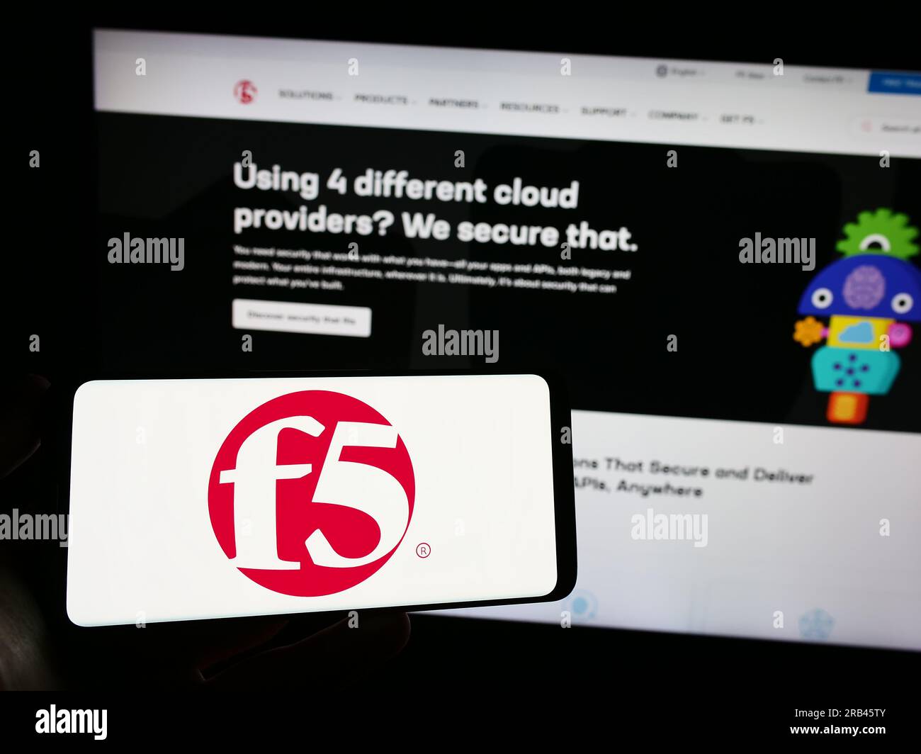 Person, die ein Smartphone mit dem Logo des US-amerikanischen Unternehmens für Anwendungssicherheit F5 Inc. Auf dem Bildschirm vor der Website hält. Konzentrieren Sie sich auf das Display des Telefons. Stockfoto