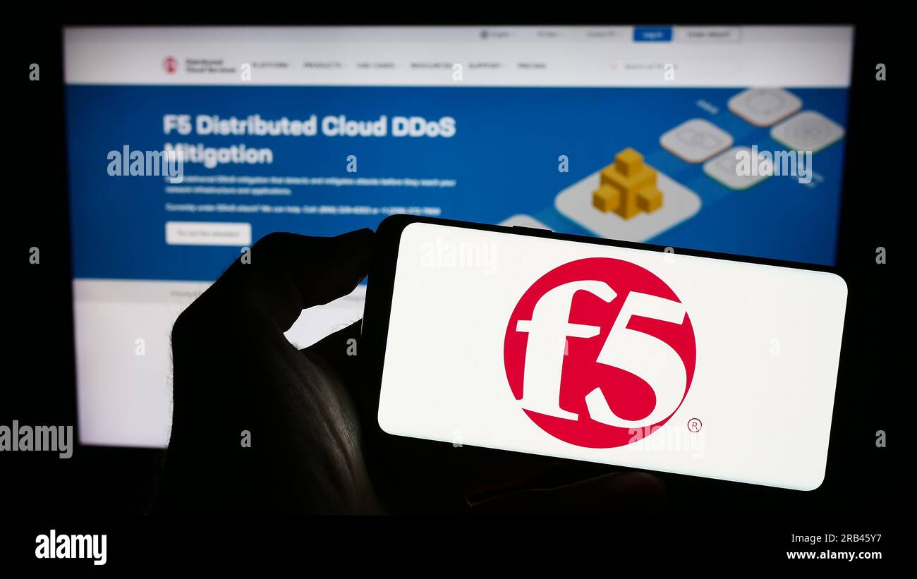 Person, die ein Mobiltelefon mit dem Logo des amerikanischen Unternehmens für Anwendungssicherheit F5 Inc. Auf dem Bildschirm vor der Webseite hält. Konzentrieren Sie sich auf das Display des Telefons. Stockfoto