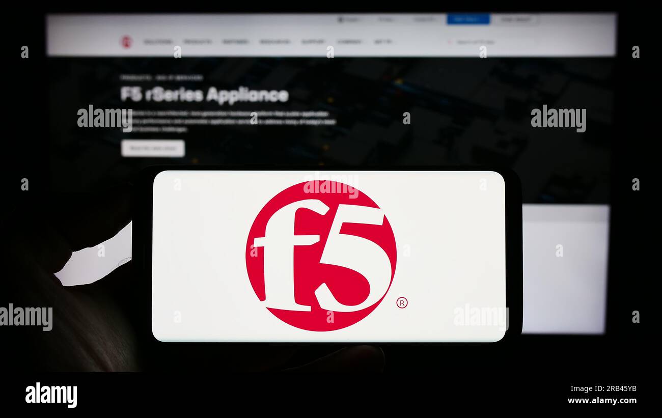 Person, die ein Mobiltelefon mit dem Logo des US-amerikanischen Unternehmens für Anwendungssicherheit F5 Inc. Auf dem Bildschirm vor der Unternehmenswebseite hält. Konzentrieren Sie sich auf das Display des Telefons. Stockfoto