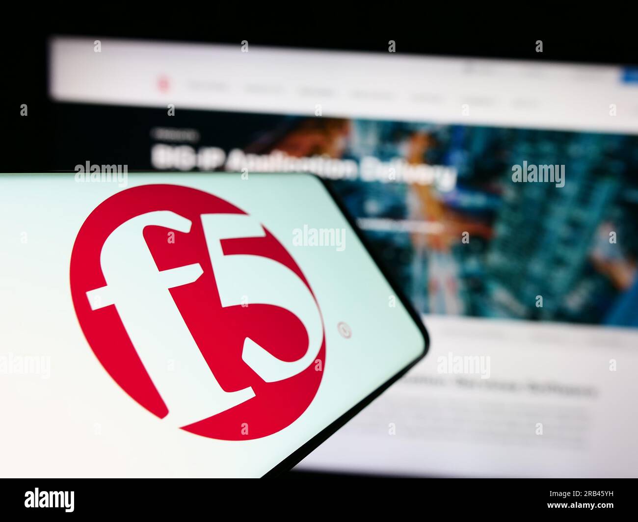 Smartphone mit Logo des amerikanischen Unternehmens für Anwendungssicherheit F5 Inc. Auf dem Bildschirm vor der Website. Fokus auf die Mitte links des Telefondisplays. Stockfoto