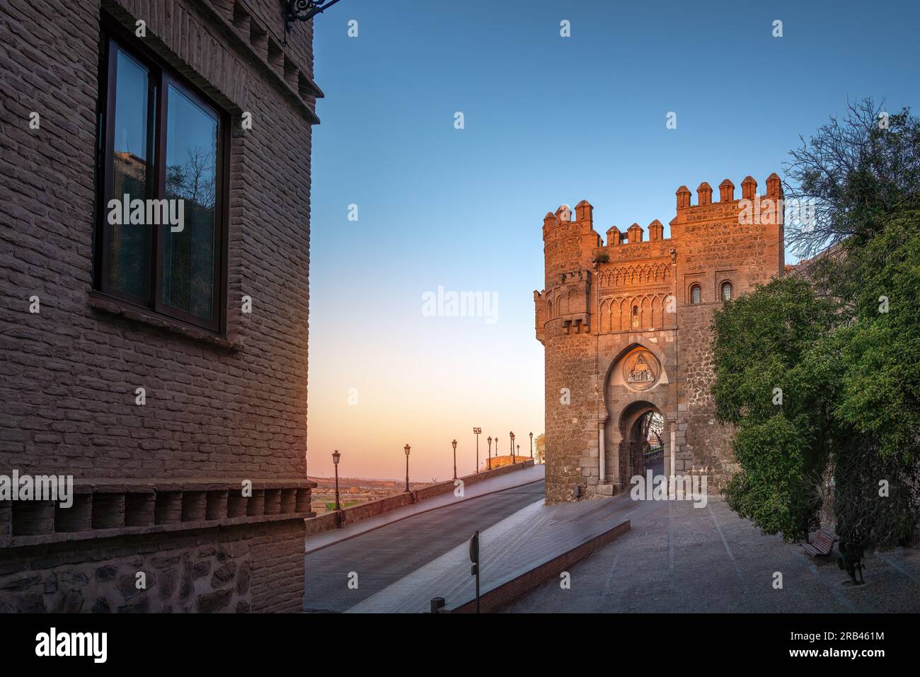 Puerta del Sol Gate at Sunset – Toledo, Spanien Stockfoto