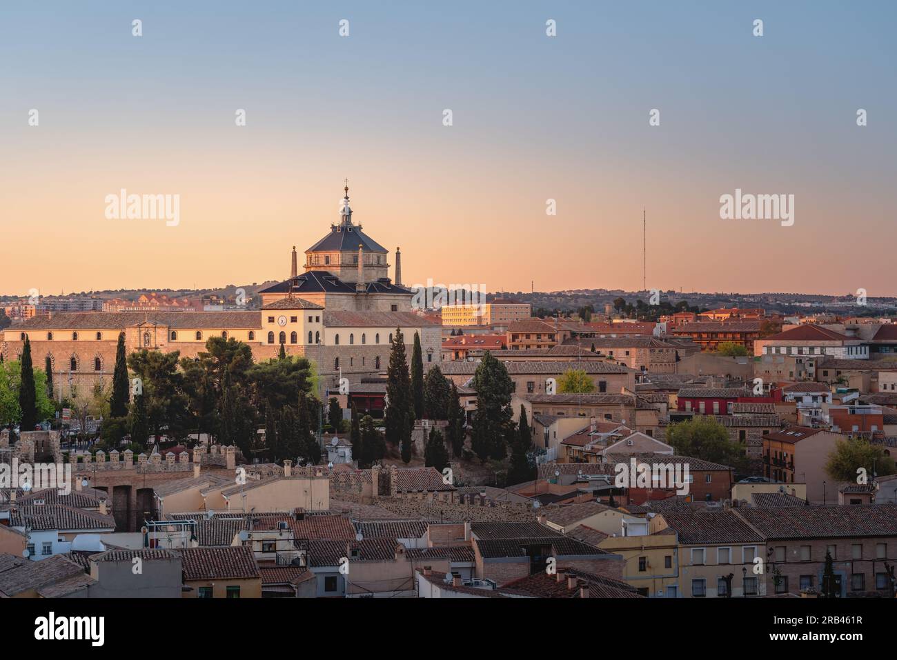 Skyline von Toledo bei Sonnenuntergang mit Hospital Tavera - Toledo, Spanien Stockfoto