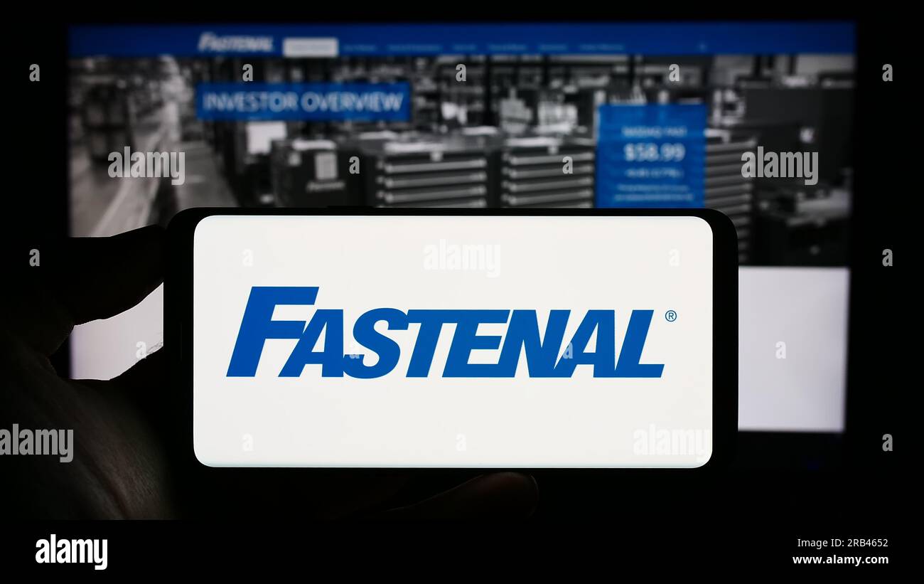 Person, die ein Smartphone mit dem Logo des US-Vertriebsunternehmens Fastenal Company auf dem Bildschirm vor der Website hält. Konzentrieren Sie sich auf das Display des Telefons. Stockfoto