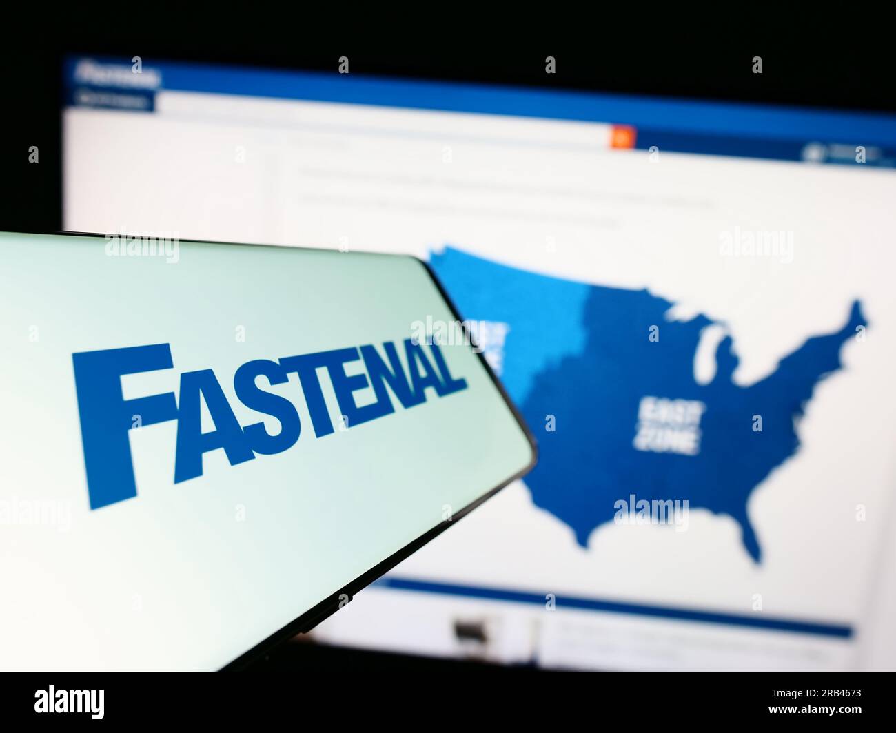 Handy mit Logo des amerikanischen Vertriebsunternehmens Fastenal Company auf dem Bildschirm vor der Website. Fokus auf die Mitte links des Telefondisplays. Stockfoto