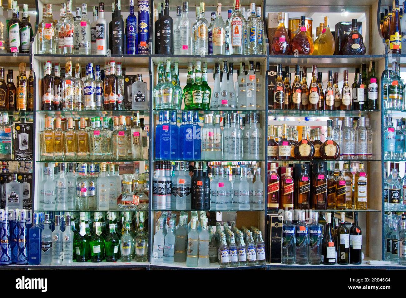 Usbekistan, Fergana, Shop, Flaschen Alkohol Stockfoto