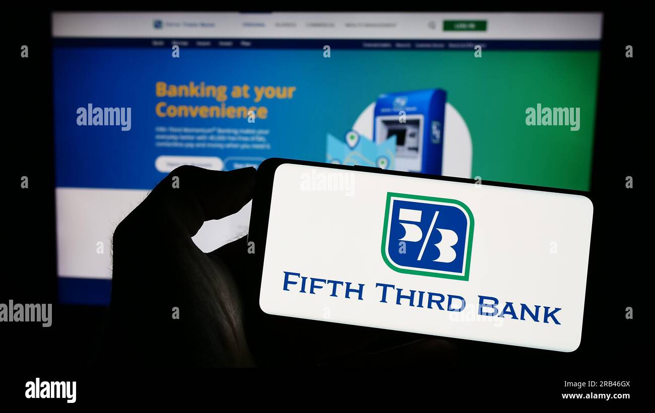 Person, die ein Mobiltelefon mit dem Logo des Finanzunternehmens Fifth Third Bancorp (53 Bank) auf dem Bildschirm vor der Webseite hält. Konzentrieren Sie sich auf das Display des Telefons. Stockfoto Person, die ein Mobiltelefon mit dem Logo des Finanzunternehmens Fifth Third Bancorp (53 Bank) auf dem Bildschirm vor der Webseite hält. Konzentrieren Sie sich auf das Display des Telefons. Stockfoto