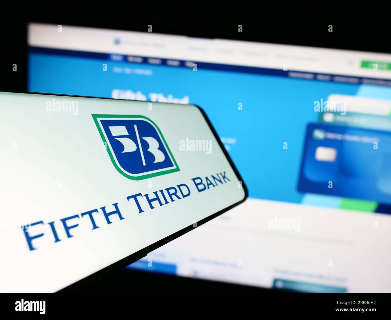 Handy mit Logo des Finanzunternehmens Fifth Third Bancorp (53 Bank) auf dem Bildschirm vor der Website. Fokus auf die Mitte rechts des Telefondisplays. Stockfoto Handy mit Logo des Finanzunternehmens Fifth Third Bancorp (53 Bank) auf dem Bildschirm vor der Website. Fokus auf die Mitte rechts des Telefondisplays. Stockfoto