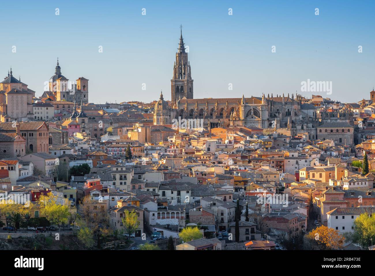 Skyline von Toledo mit Kathedrale und Jesuitenkirche (Kirche San Ildefonso) - Toledo, Spanien Stockfoto
