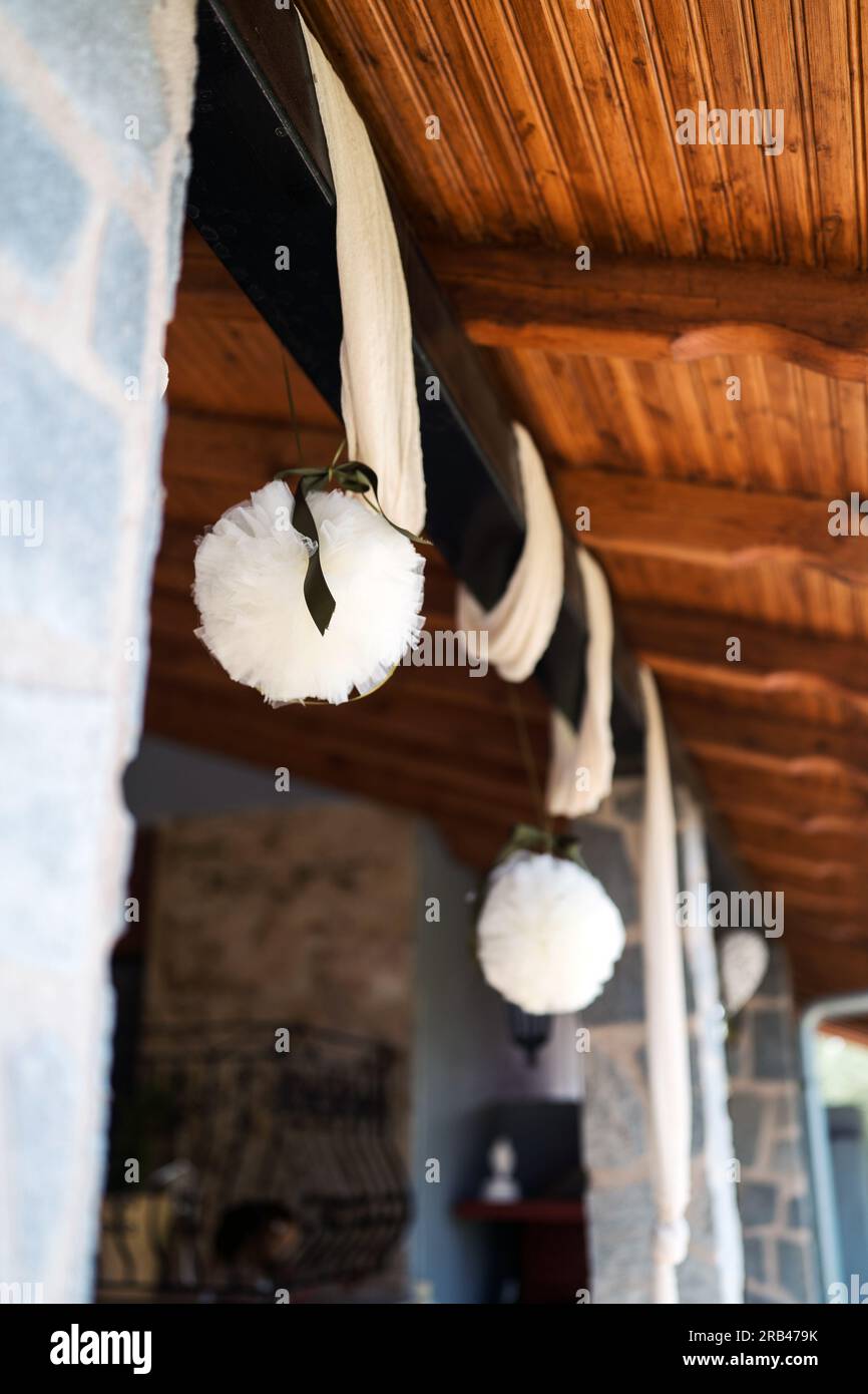 Wundervolle Hochzeitsdekoration im Garten Stockfoto