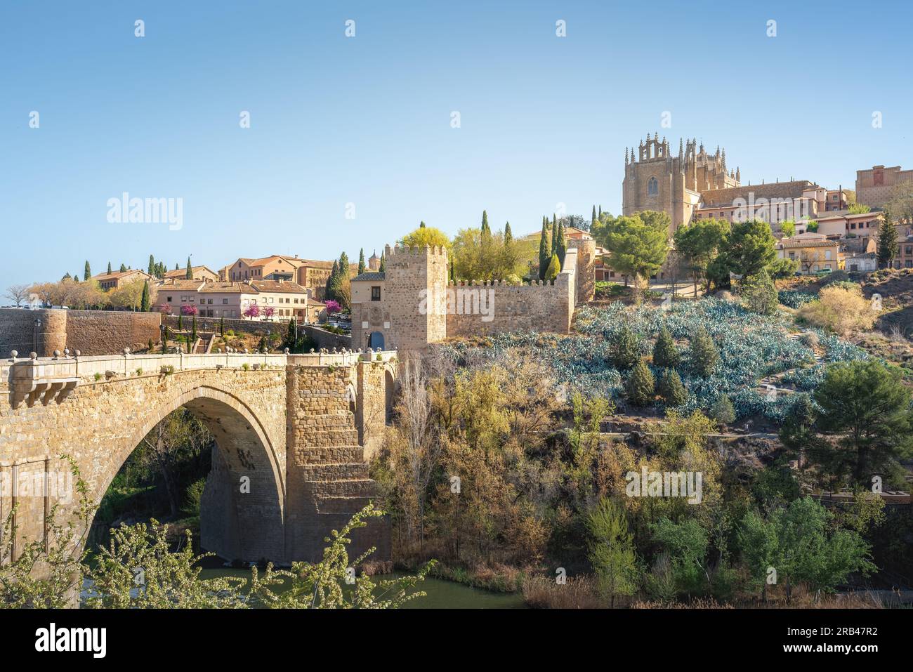 San Martin Brücke und Kloster San Juan de los Reyes - Toledo, Spanien Stockfoto