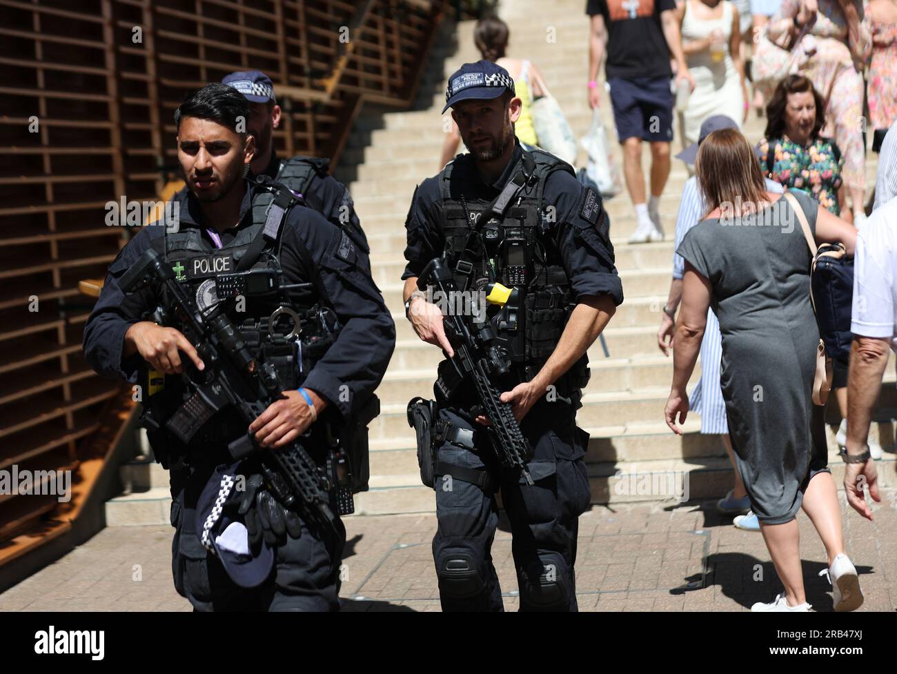 London, Großbritannien. 07. Juli 2023. Die bewaffnete Metropolitan Polizei läuft am 5. Tag der Wimbledon-Meisterschaft 2023 in London am 07. Juli 2023 im All England Club herum. Foto: Hugo Philpott/UPI Credit: UPI/Alamy Live News Stockfoto