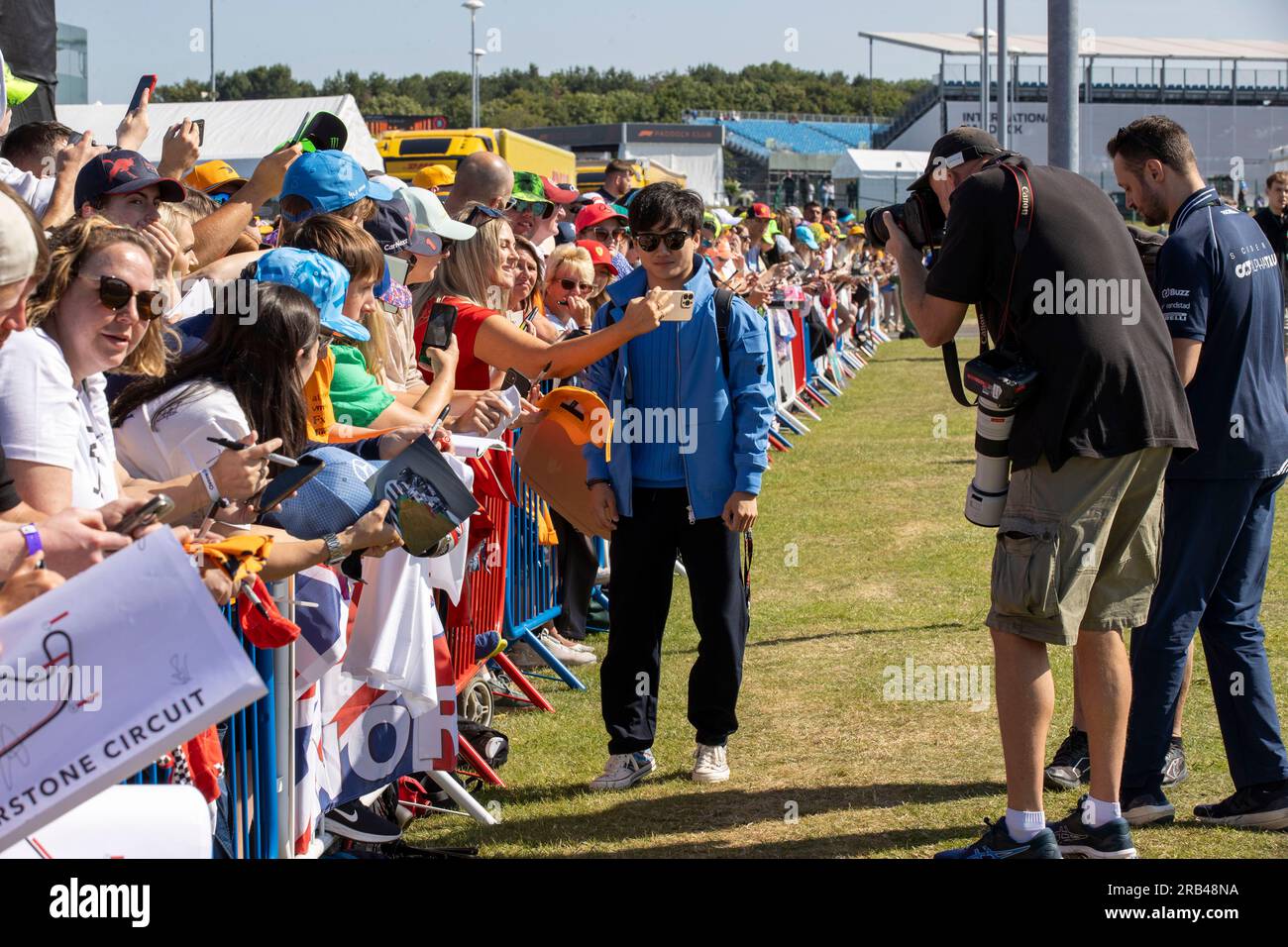 7. Juli 2023: Silverstone Circuit, Northamptonshire, England: Formula 1 2023 Aramco British F1 Grand Prix: Free Practice Day; Scuderia Alpha Tauri Fahrer Yuki Tsunoda macht ein Selfie mit einem Fan, wenn er in Silverstone Credit: Action Plus Sports Images/Alamy Live News ankommt Stockfoto