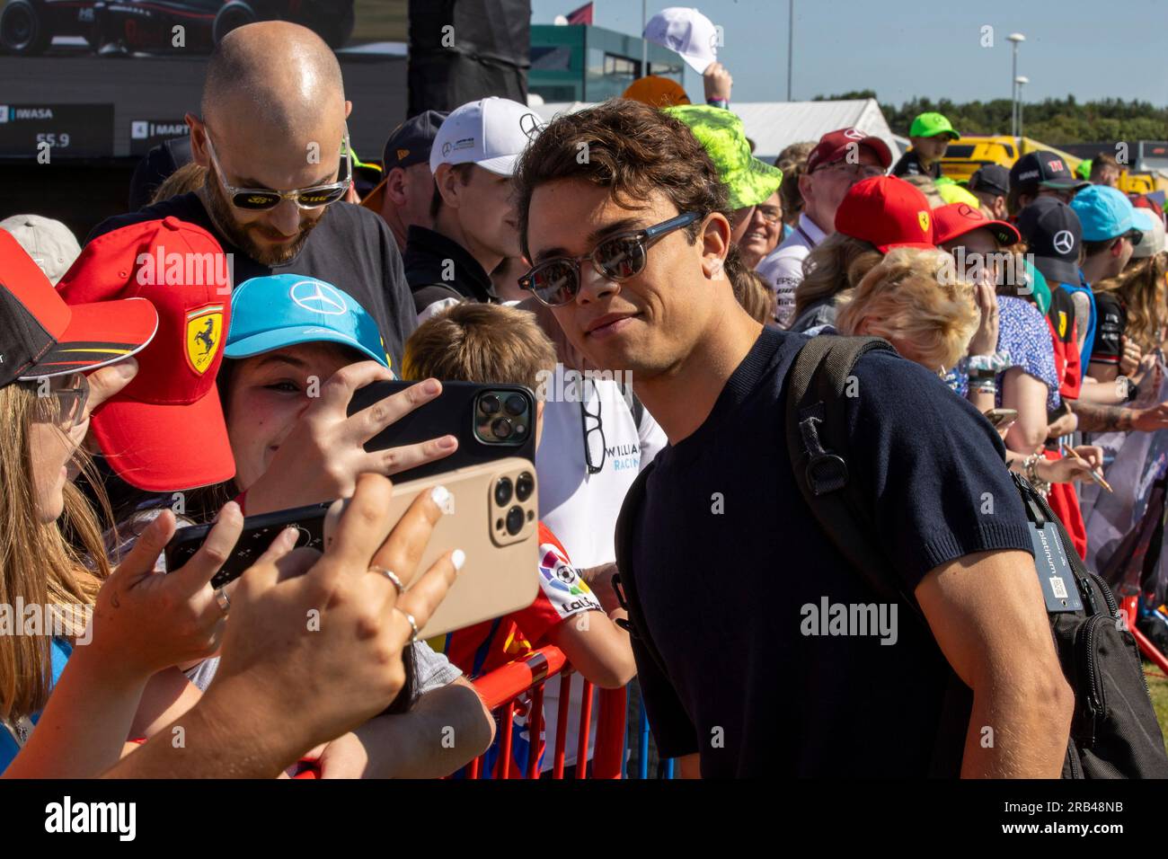 7. Juli 2023: Silverstone Circuit, Northamptonshire, England: Formula 1 2023 Aramco British F1 Grand Prix: Free Practice Day; Scuderia Alpha Tauri Fahrer Nyck de Vries hält für ein Selfie Credit: Action Plus Sports Images/Alamy Live News Stockfoto