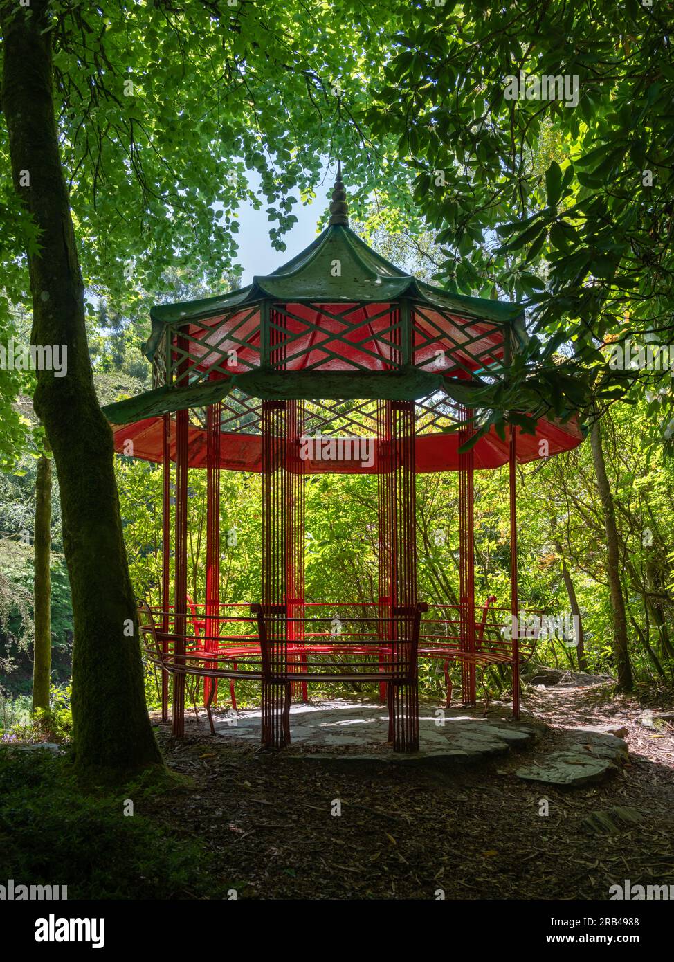 Chinesische Pagode in den Gärten von Portmeirion, Nordwales, Großbritannien Stockfoto