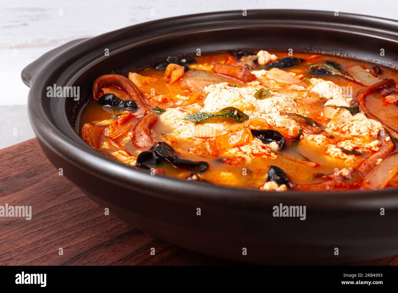 Jjambong weicher Tofu mit weichem Tofu in Jjambong-Suppe mit Meeresfrüchten Stockfoto