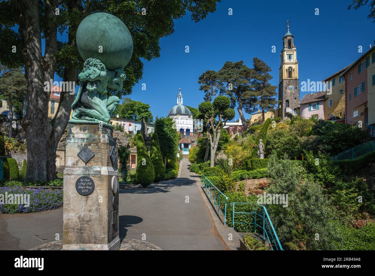 The Bell Tower & Herkules Statue, Portmeirion, North Wales, Großbritannien Stockfoto