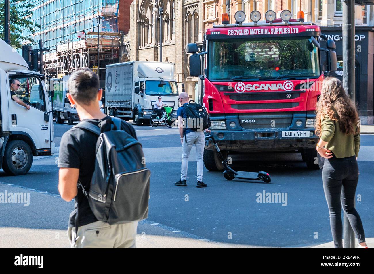 London, Großbritannien. 7. Juli 2023. Ein Mann auf einem illegalen elektrischen Roller springt über die Lichter und entkommt knapp dem Zusammenstoß eines großen Lastwagens, der am Cambridge Circus rechts abbiegt. Kredit: Guy Bell/Alamy Live News Stockfoto