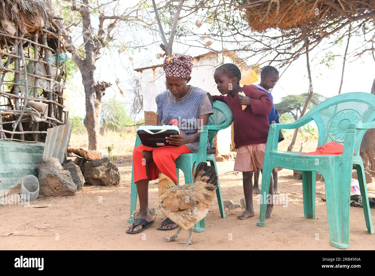 (230707) -- MTITO ANDEI, 7. Juli 2023 (Xinhua) -- Rehema Yusuf, eine Mutter von drei Kindern, lernt eine Lektion mit einem solarbetriebenen Tablet zu Hause im Dorf Nthunguni, Mtito Andei, Kenia, 1. Juli 2023. Rehema Yusuf ist eine Mutter von drei Kindern, die in einem kleinen Dorf in Mtito Andei, etwa 200 km südöstlich von Nairobi, leben. Als Teilnehmer an einem Solarmedienprojekt gelang es ihr, mehr Geld zu verdienen und ihre Kinder besser zu ernähren, indem sie Friseur und einige andere Fähigkeiten erlernte, um mehr Arbeitsplätze zu bekommen. Shenzhen Solar Run Energy Co Limitierte und Nairobi-basierte Mama Layla Solarleuchten Stockfoto