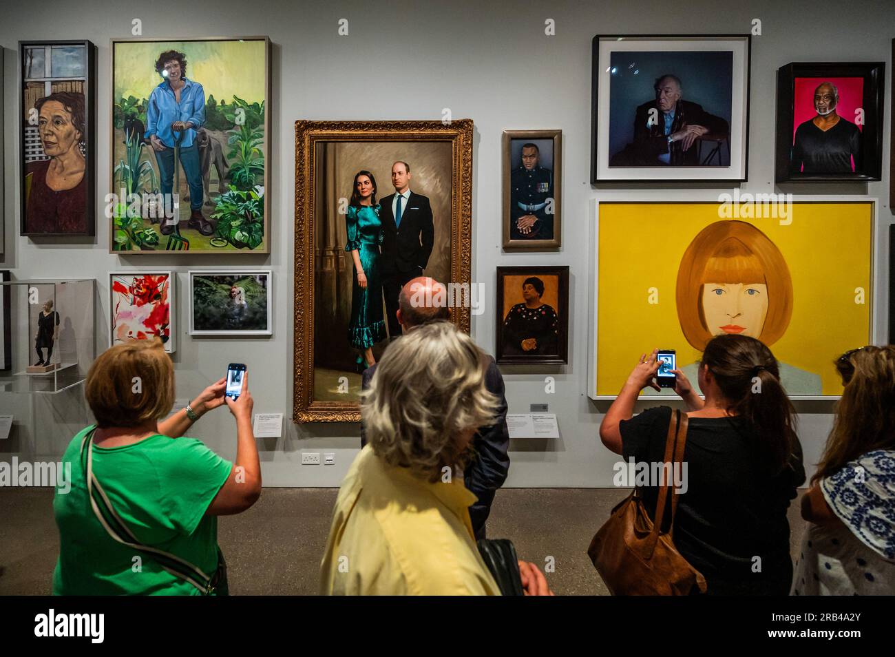 London, Großbritannien. 7. Juli 2023. Eine neue, schmale Galerie beherbergt ein Porträt des Prinzen und der Prinzessin von Wale (William und Kate) unter den berühmten Menschen - die National Portrait Gallery wurde nach vielen Jahren der Renovierungsarbeiten wieder eröffnet. Es sieht nicht dramatisch anders aus, aber die Werke wurden neu aufgehängt und es gibt neuen Platz in einigen erweiterten Galerien. Kredit: Guy Bell/Alamy Live News Stockfoto